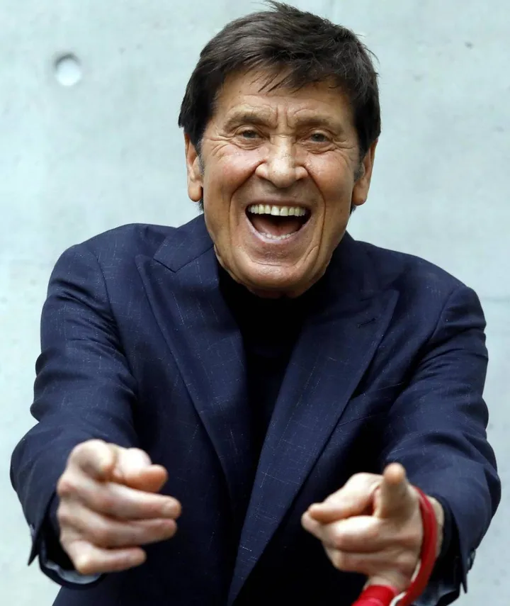 Gianni Morandi, 77 anni, protagonista di “Go Gianni go“ il 19 dicembre su Raiuno