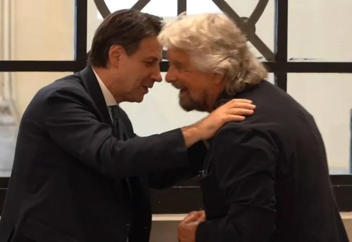 L’abbraccio di ieri tra il presidente dei 5Stelle Conte, 57 anni, e il garante Grillo (73)