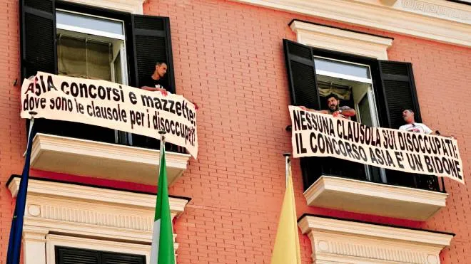 La manifestazione a Napoli dei disoccupati che hanno presidiato il palazzo del Consiglio Comunale per chiedere che nel bando di assunzioni di 500 operatori dell'Asia (azienda per l'igiene urbana) siano presenti le clausole a vantaggio dei disoccupati storici 29   Giugno 2022. ANSA/CIRO FUSCO