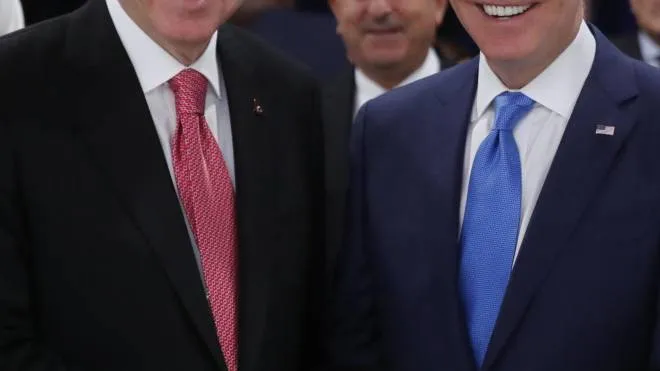 Erdogan, a sinistra, assieme a Biden al vertice Nato di Madrid