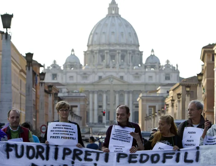 Una recente manifestazione di protesta in Vaticano contro i preti pedofili (foto d’archivio)