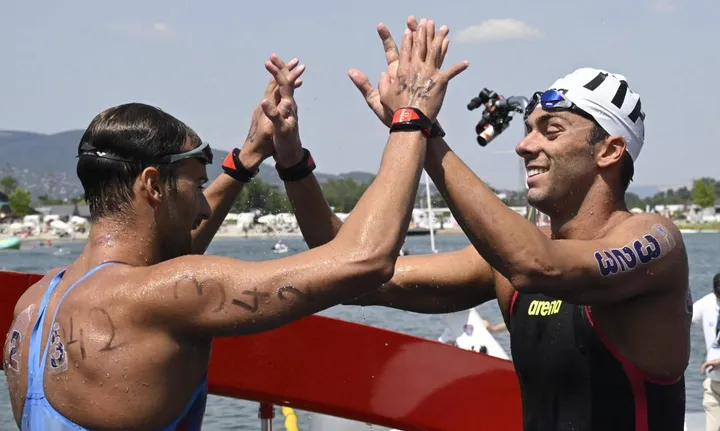 Domenico Acerenza (argento) e Gregorio Paltrinieri (oro), 27 anni, esultano dopo la storica 10 km in acque libere a Budapest
