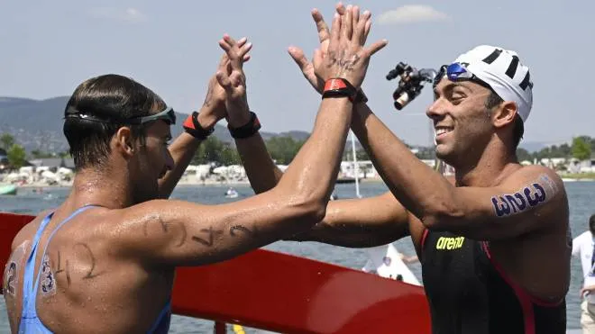 Domenico Acerenza (argento) e Gregorio Paltrinieri (oro), 27 anni, esultano dopo la storica 10 km in acque libere a Budapest