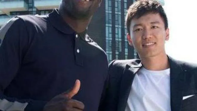 Romelu Lukaku, 29 anni, con il presidente nerazzurro Steven Zhang (30) nella sede del club dopo la firma sul contratto seguita alle visite mediche