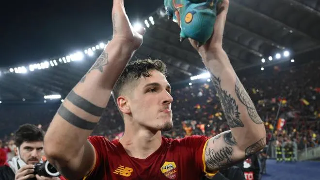 Nicolò Zaniolo, 22 anni, protagonista con la Roma della vittoria in Conference League: ma il talento è molto richiesto e i giallorossi chiedono 60 milioni