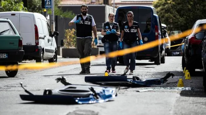 La polizia scientifica effettua i rilievi dopo l'assalto ad un portavalori in via Anteo, Roma, 1 luglio 2022. ANSA/ANGELO CARCONI