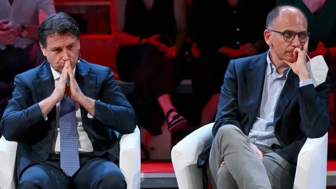 Il presidente del M5s Giuseppe Conte (S) e il segretario del Pd, Enrico Letta, durante l'evento della Cgil ''Il Lavoro interroga'', Roma, 01 luglio 2022.  ANSA/ETTORE FERRARI