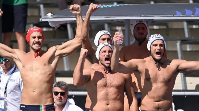 epa10045929 Italian players celebrate a goal during the Men's water polo semi final match Italy vs Greece at the 19th FINA World Aquatics Championships in Hajos Alfred National Sports Swimming Pool in Budapest, Hungary, 01 July 2022.  EPA/Tibor Illyes HUNGARY OUT