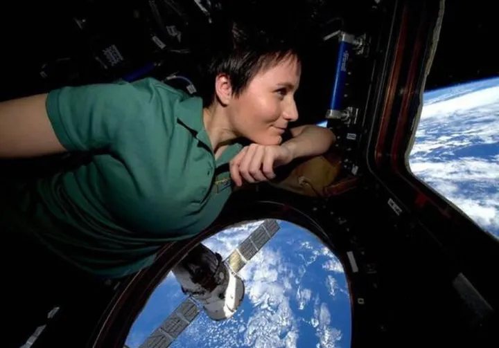 Samantha Cristoforetti, 45 anni di Milano, è stata la prima donna italiana negli equipaggi dell’Agenzia spaziale europea