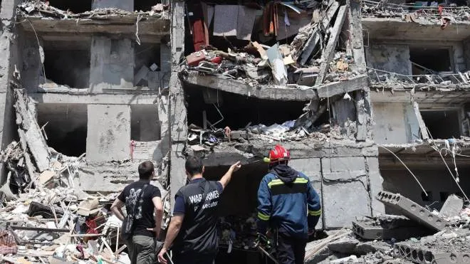 Un palazzo distrutto dai missili a Serhiivka, vicino a Odessa: 18 morti e 30 feriti
