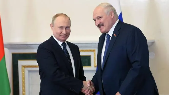 epa10033631 Russian President Vladimir Putin (L) shakes hands with Belarusian President Alexander Lukashenko during their meeting in the Konstantinovsky Palace in St.Petersburg, Russia, 25 June 2022. The meeting is taking place on the day of the 30th anniversary of the establishment of diplomatic relations between the two countries. During the conversation, Alexander Lukashenko asked Vladimir Putin to help adapt Belarusian aircraft to be equipped with nuclear warheads. Vladimir Putin said that Russia would hand over the Iskander-M complexes to Minsk in the coming months.  EPA/MIKHAIL METZEL / KREMLIN / POOL MANDATORY CREDIT