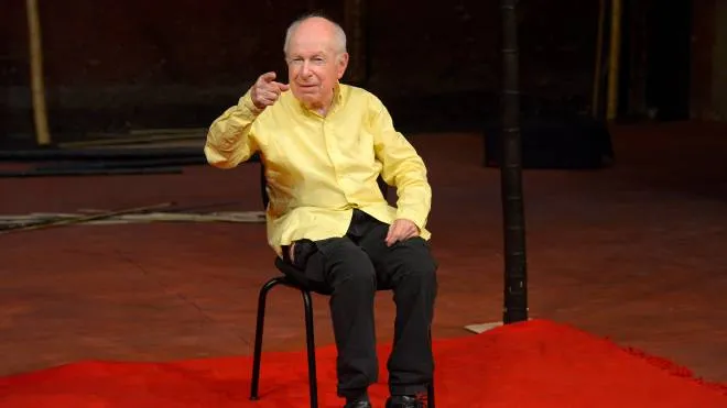 (FILES) In this file photo taken on August 31, 2015 British theatre director Peter Brook gestures at the Bouffes du Nord theatre in Paris. - British theatre and film director, playwright and actor Peter Brook has died aged 97, AFP reports on July 3, 2022. (Photo by Bertrand GUAY / AFP)