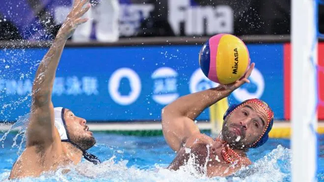 epa10050356 Felipe Perrone Rocha (R) of Spain throws the ball at the goal next to Luca Marziali of Italy during the Men's water polo final match Italy vs Spain at  the 19th FINA World Aquatics Championships in Hajos Alfred National Sports Swimming Pool in Budapest, Hungary, 03 July 2022.  EPA/Tibor Illyes HUNGARY OUT