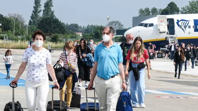 Un gruppo di passeggeri appena scesi dall’aereo, ieri sulla pista del ’Fellini’ a Rimini