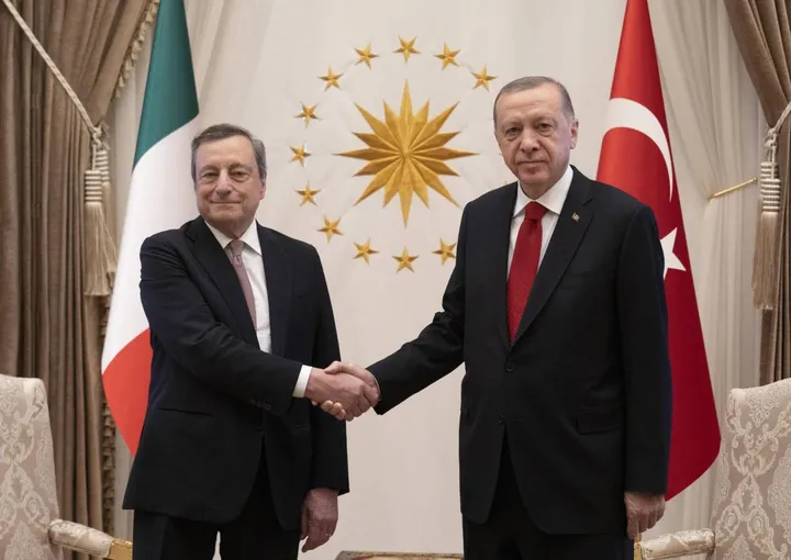 Il premier Mario Draghi, 74 anni, con il presidente della Turchia Recep Tayyip Erdoğan, 68 anni