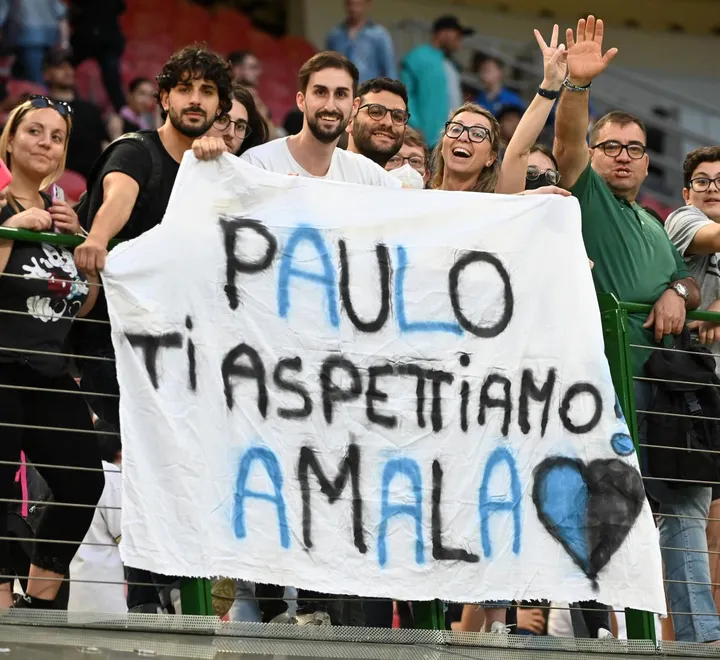 A sinistra l’ad Giuseppe Marotta, qui sopra uno striscione dei tifosi dell’Inter: l’arrivo di Dybala sarebbe accolto positivamente dalla curva nerazzurra
