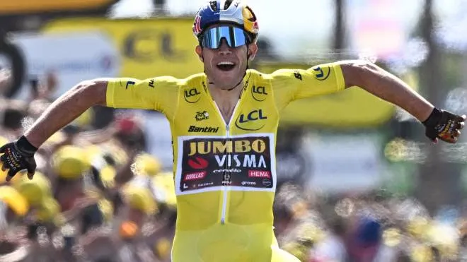 Wout Van Aert, 27 anni, ha centrato con quella di ieri il suo settimo successo di tappa al Tour de France e guida la classifica generale su Lampaert e Pogacar