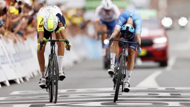 epa10055287 Australian rider Simon Clarke (R) of Israel Premier Tech wins the 5th stage of the Tour de France 2022 over 157km from Lille to Arenberg Porte de Hainaut, Wallers-Arenberg, France, 06 July 2022. Dutch rider Taco Van Der Hoorn (L) of Intermarche Wanty Gobert Materiaux places second.  EPA/YOAN VALAT