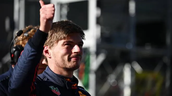 epa10059739 Dutch Formula One driver Max Verstappen of Red Bull Racing gives the thumb up after finishing first in the qualifying for the Formula One Grand Prix of Austria at the Red Bull Ring in Spielberg, Austria, 08 July 2022.  EPA/CHRISTIAN BRUNA / POOL