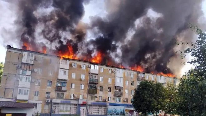 Colpiti quartieri residenziali di Donetsk, 8 luglio 2022. ANSA/US POLIZIA UCRAINA +++ NO SALES, EDITORIAL USE ONLY +++