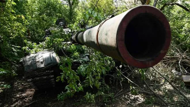 An A T-72 tank from the 14th Ukrainian mechanised brigade is pictured on the frontline, in the countryside near Bakhmut, eastern Ukraine, amid the Russian invasion of Ukraine on July 9, 2022. - troupe de th��tre (Photo by MIGUEL MEDINA / AFP)