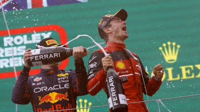 epa10063860 Winner Monaco's Formula One driver Charles Leclerc (R) of Scuderia Ferrari and runner-up Dutch Formula One driver Max Verstappen of Red Bull Racing celebrate with the champagne at the end of the Formula One Grand Prix of Austria at the Red Bull Ring in Spielberg, Austria, 10 July 2022.  EPA/RONALD WITTEK