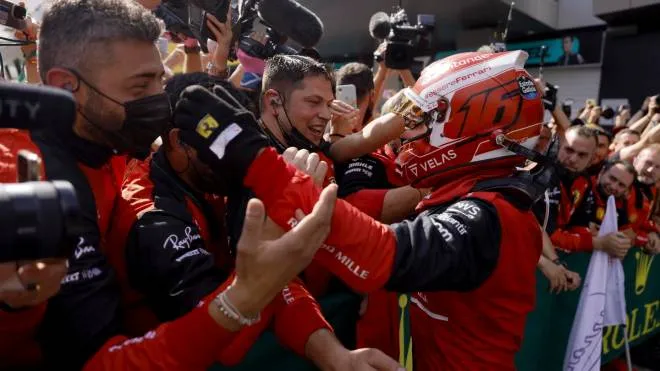 epa10063801 Monaco's Formula One driver Charles Leclerc of Scuderia Ferrari celebrates with the team at the end of the Formula One Grand Prix of Austria at the Red Bull Ring in Spielberg, Austria, 10 July 2022.  EPA/RONALD WITTEK