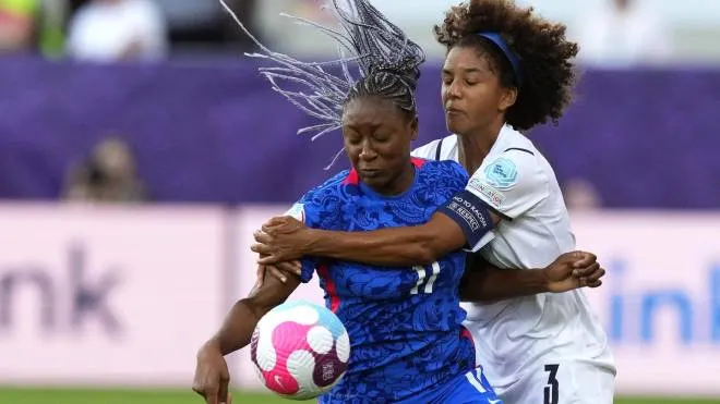 epa10064327 France's Kadidiatou Diani (L) in action against Italy's Sara Gama (R) during the UEFA Women's EURO 2022 group D soccer match between France and Italy in Rotherham, Britain, 10 July 2022.  EPA/ANDREW YATES