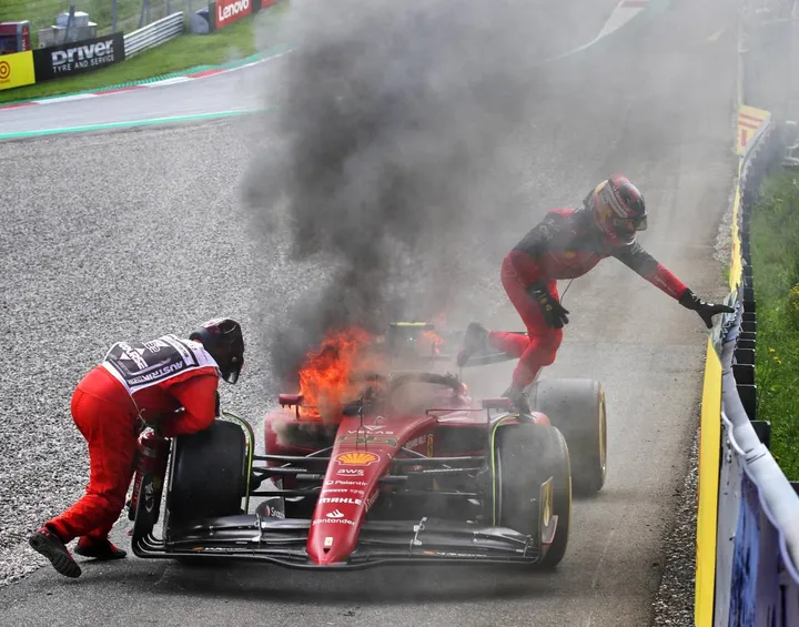 Carlos Sainz esce dell’abitacolo sfiorato dalle fiamme: l’auto in discesa non si fermava, lo spagnolo ha rischiato