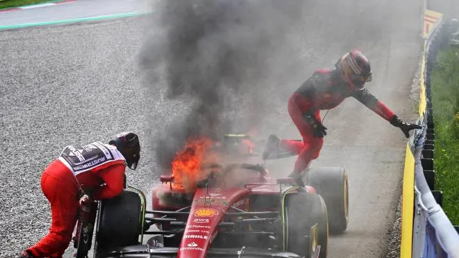 Carlos Sainz esce dell’abitacolo sfiorato dalle fiamme: l’auto in discesa non si fermava, lo spagnolo ha rischiato