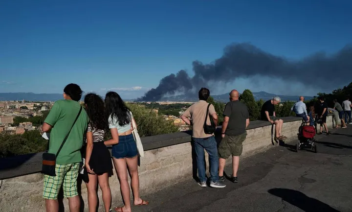 La nube nera che si è sollevata dall’incendio. che sabato ha coinvolto diversi autodemolitori in zona Centocelle