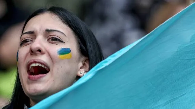 Una tifosa ucraina sugli spalti (Ansa)