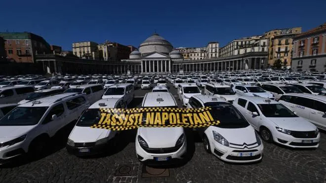 Piazza Plebiscito a Napoli occupata da circa 500 taxi, 12 luglio 2022. Tornano cos� a protestare i tassisti. La categoria � in agitazione gi� da alcune settimane.   ANSA / Ciro Fusco
