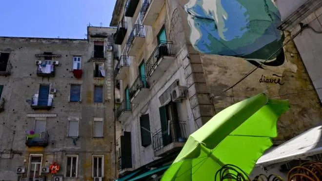 Il murales di una bimba nel rione Montesanto, vicino ai Quartieri spagnoli, dove è avvenuta l’aggressione nei confronti della dodicenne