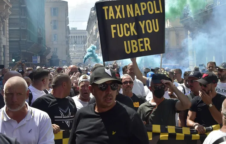 Le proteste dei tassisti a Napoli contro la multinazionale Uber