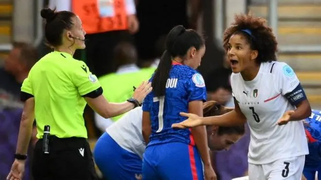 Italy's defender Sara Gama appeals to Referee Rebecca Welch (L)after being shown a red card, that following a review was downgraded to a yellow card, during the UEFA Women's Euro 2022 Group D football match between France and Italy at New York Stadium in Rotherham, northern England on July 10, 2022. (Photo by FRANCK FIFE / AFP) / No use as moving pictures or quasi-video streaming. 
Photos must therefore be posted with an interval of at least 20 seconds.