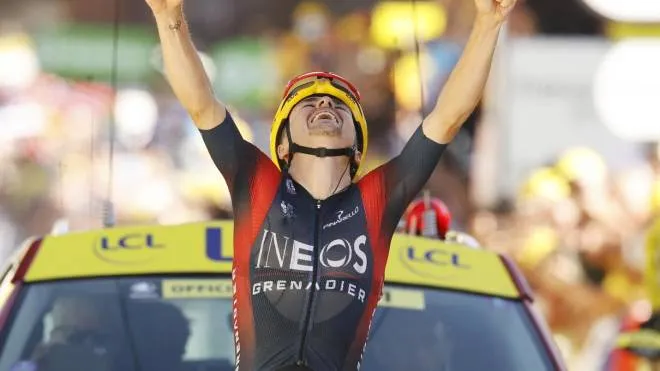 epa10071097 British rider Thomas Pidcock of Ineos Grenadiers celebrates as he crosses the finish line to win the 12th stage of the Tour de France 2022 over 165.1km from Briancon to Alpe d'Huez, France, 14 July 2022.  EPA/YOAN VALAT