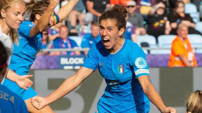 epaselect epa10071261 Italy's Valentina Bergamaschi celebrates  after scoring the second goal during the UEFA Women's EURO 2022 group stage-group D soccer match between Italy Women and Iceland Women at the Academy Stadium in Manchester, Britain, 14 July 2022.  EPA/PETER POWELL .