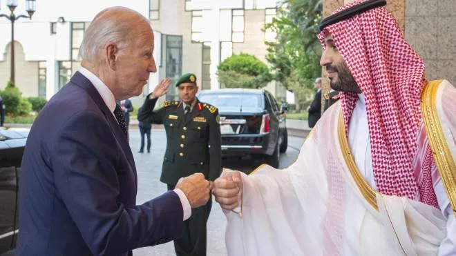 Il saluto con il pugno di Joe Biden al principe Mohammed bin Salman – che lo ha accolto a palazzo Al-Salam – indicato dall’intelligence Usa come il mandante dell’assassinio di Jamal Khashoggi