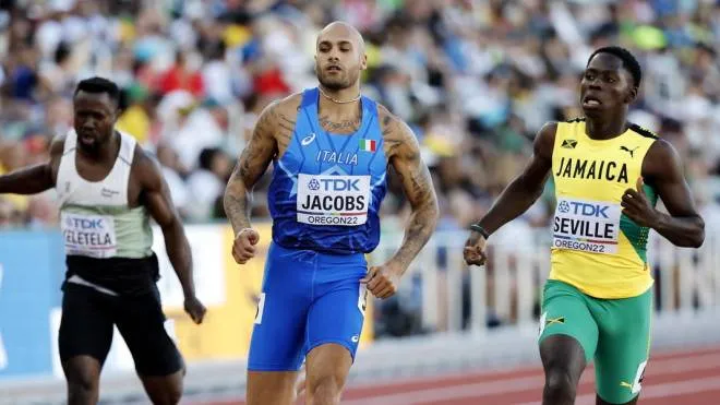 epa10073863 Oblique Seville of Jamaica wins heat 4 in the men's 100m ahead of Olympic champion Lamont Marcell Jacobs of Italy at the World Athletics Championships Oregon22 at Hayward Field in Eugene, Oregon, USA, 15 July 2022.  EPA/John G. Mabanglo