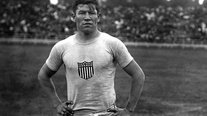Jim Thorpe (1887-1953) è un mito dello sport americano: non solo vinse i due ori olimpici nell’atletica, ma fu anche una stella del baseball e del football