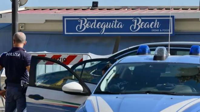 Forze dell'ordine davanti al locale �Bodeguita Beach� dove un uomo di 25 anni e' stato ucciso nel corso di una lite, ad Anzio (Roma), 17 luglio 2022. ANSA/ DVDREPORTER