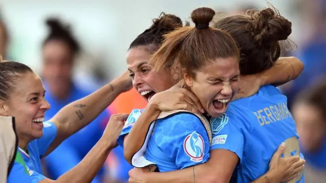 TOPSHOT - Italy's defender Valentina Bergamaschi (R) celebrates with teammates after scoring the equalizing goal during the UEFA Women's Euro 2022 Group D football match between Italy and Iceland at Manchester City Academy Stadium in Manchester, north-west England on July 14, 2022. (Photo by Daniel MIHAILESCU / AFP) / No use as moving pictures or quasi-video streaming. 
Photos must therefore be posted with an interval of at least 20 seconds.