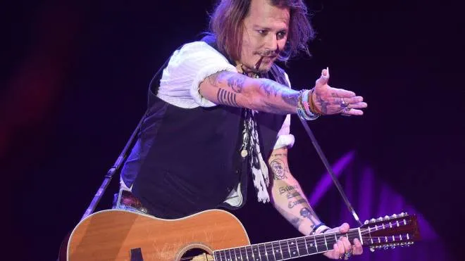 Johnny Depp domenica a Perugia durante il concerto con Jeff Beck a Umbria Jazz