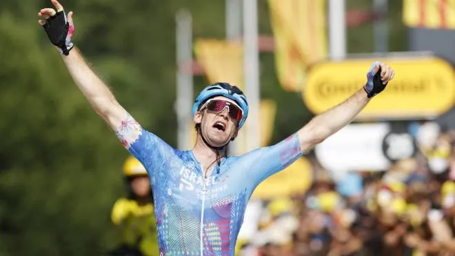 epa10080002 Canadian rider Hugo Houle of Israel Premier Tech celebrates as he crosses the finish line to win the 16th stage of the Tour de France 2022 over 178.5km from Carcassonne to Foix, France, 19 July 2022.  EPA/YOAN VALAT