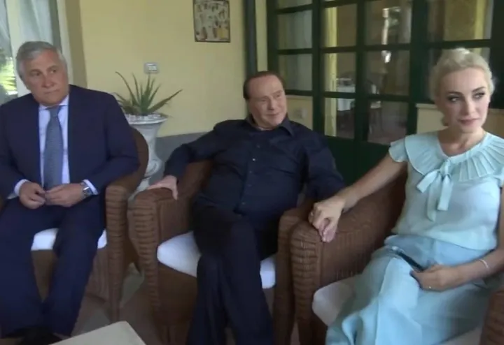 Un’immagine del vertice del centrodestra con Tajani, Berlusconi, Marta Fascina