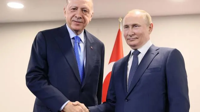 Il presidente turco Recep Tayyip Erdogan stringe la mano a Vladimir Putin
