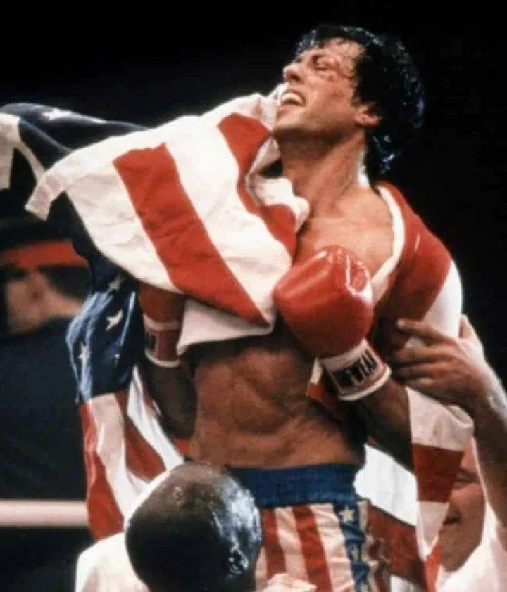 L’attore Sylvester Stallone, 76 anni, nei panni del pugile Rocky Balboa, protagonista di una fortunatissima saga cinematografica