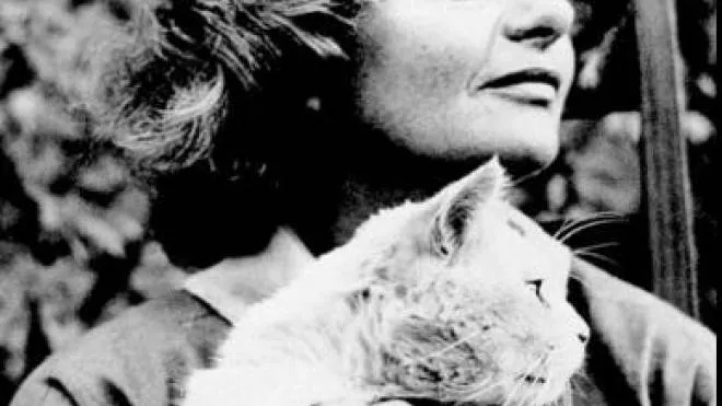 Elsa Morante (1912-1985) con uno dei suoi gatti. Sotto, Anna Maria Ortese (1914-1998)