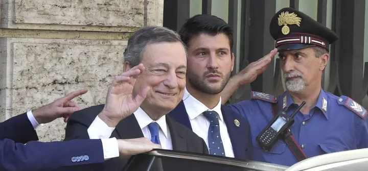 Mario Draghi, 74 anni, lascia Palazzo Madama e saluta i fotografi con un sorriso beffardo mentre in Senato sta parlando Stefano Candiani della Lega Nord